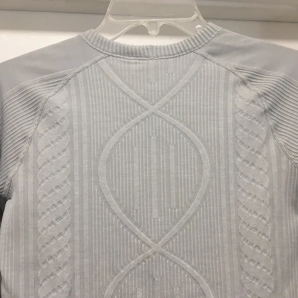 Lululemon Rest Less Pullover LS Top Silver Spoon Light Gray EUC - Picture 12 of 15